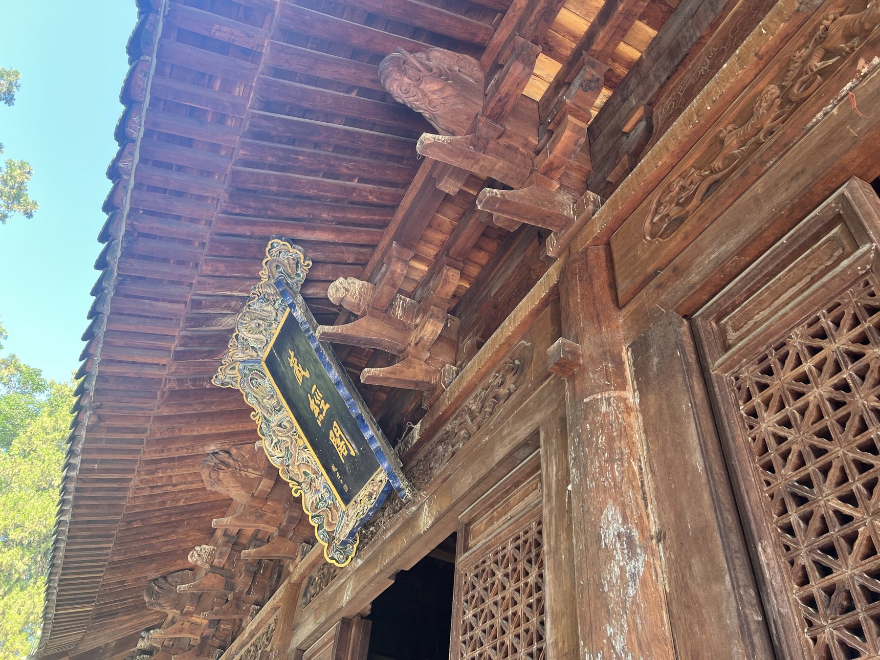 少林寺木构屋檐与匾额